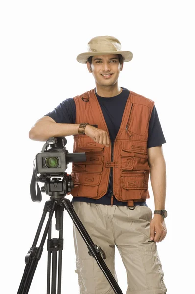 Videógrafo sosteniendo una cámara de videografía — Foto de Stock