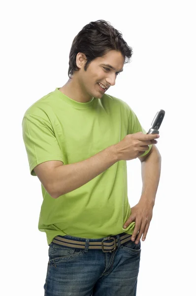 Homem lendo mensagem de texto — Fotografia de Stock