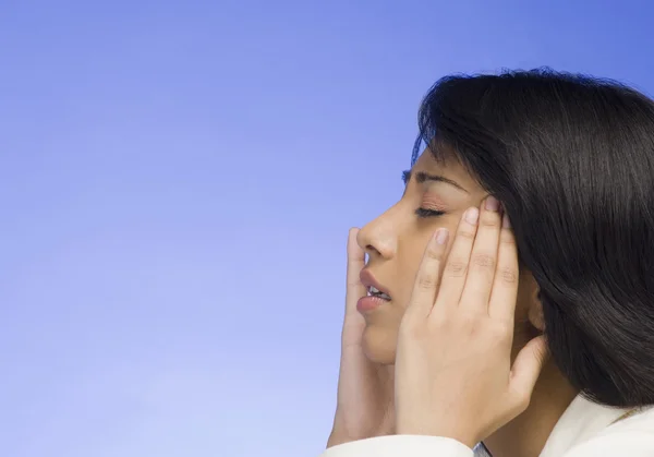 Businesswoman with her head in her hands — Stock Photo, Image