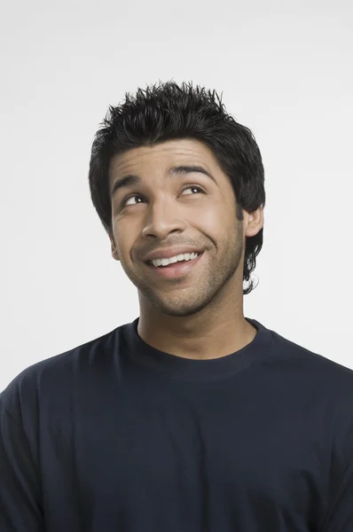 Uomo sorridente e alzando lo sguardo — Foto Stock