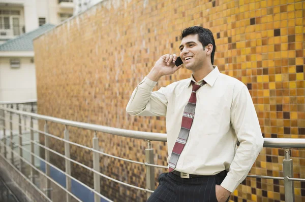 İş adamı cep telefonuyla konuşuyor. — Stok fotoğraf