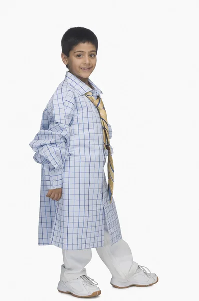 Мальчик в огромной рубашке и галстуке — стоковое фото