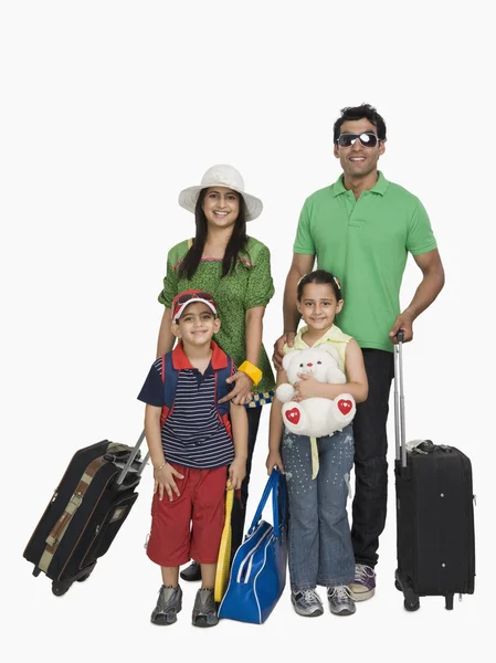 Eltern mit ihren Kindern in den Urlaub — Stockfoto