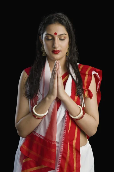 Mujer en sari bengalí en posición de oración — Foto de Stock