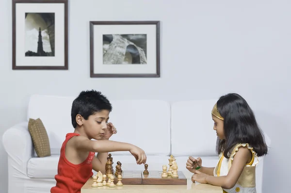 Chlapec a dívka hraje šachy — Stock fotografie