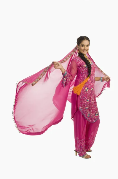 Femme posant dans salwar kameez — Photo