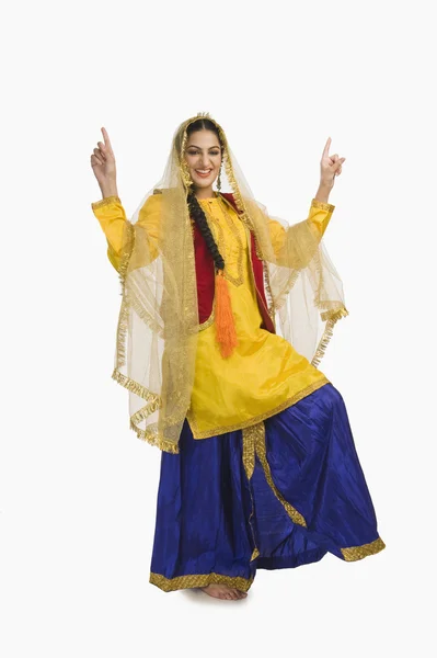 Kobieta w sukni pendżabski robi bhangra — Zdjęcie stockowe
