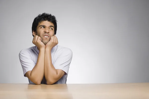 Hombre haciendo una cara divertida —  Fotos de Stock