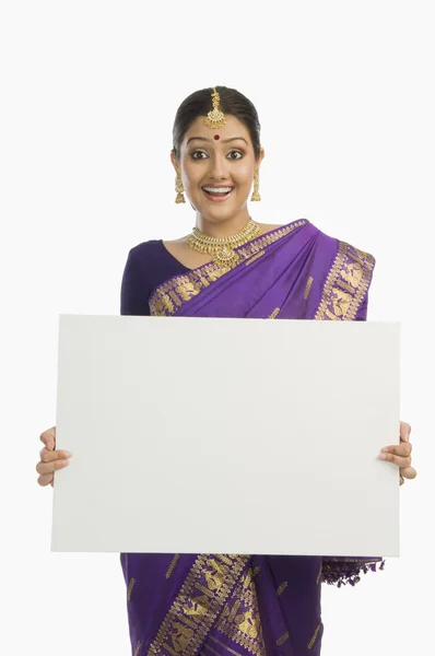 Mujer sosteniendo un cartel en blanco — Foto de Stock
