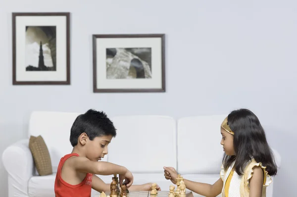 Niño y una chica jugando al ajedrez — Foto de Stock