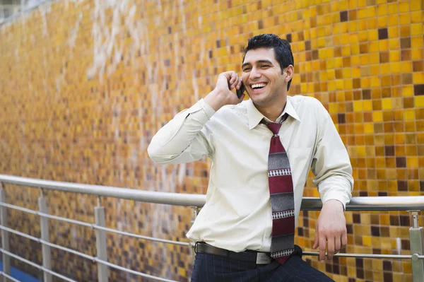 Επιχειρηματίας μιλάει σε ένα κινητό τηλέφωνο — Φωτογραφία Αρχείου
