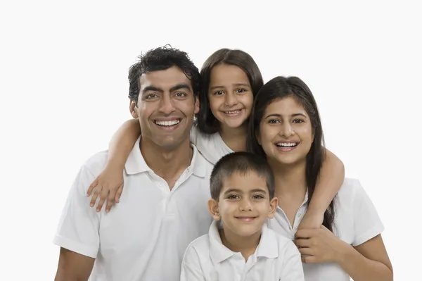 Porträtt av en lycklig familj — Stockfoto