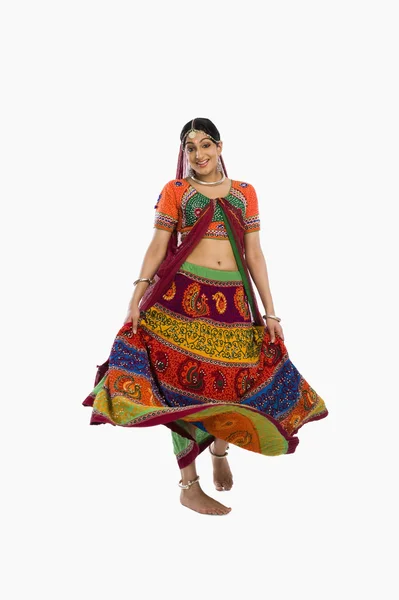 Женщина танцует в lehenga choli — стоковое фото