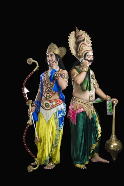 rama ve ravana giyinmiş sanatçılar