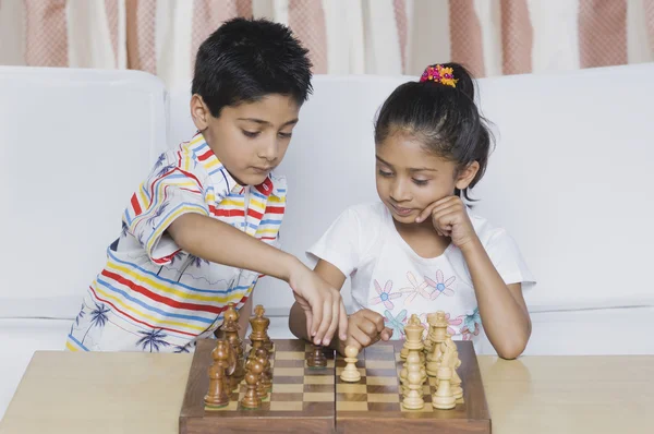男孩和一个女孩在下棋 — 图库照片