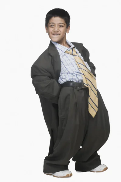 Chlapec nadrozměrných oblek — Stock fotografie