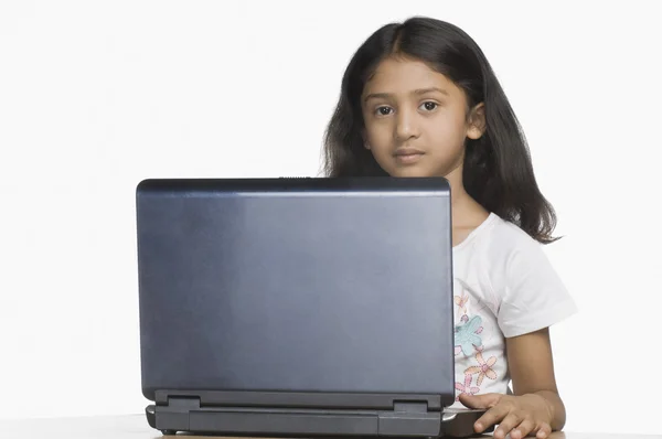 Meisje met behulp van een laptop — Stockfoto