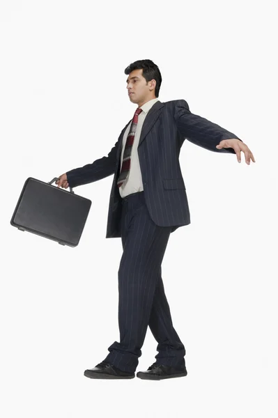 Empresario sosteniendo un maletín — Foto de Stock