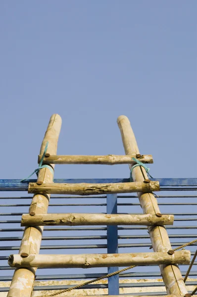 Scala appoggiata al tetto — Foto Stock