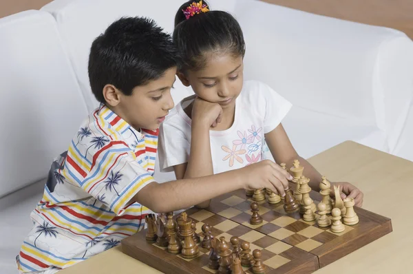 satranç oynayan kız ve oğlan