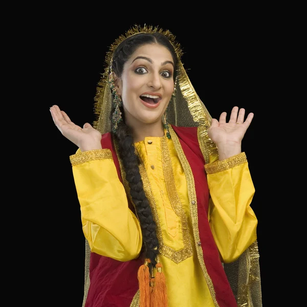 Donna in abito Punjabi giallo — Foto Stock