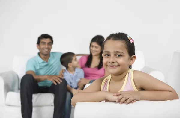 Meisje lachend met haar familie — Stockfoto