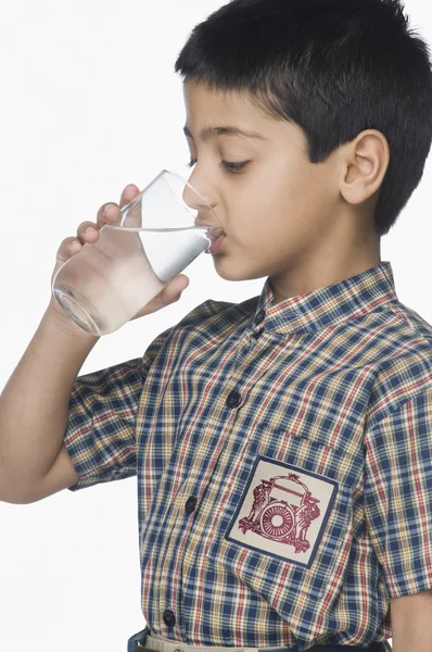 Écolier boire un verre d'eau — Photo