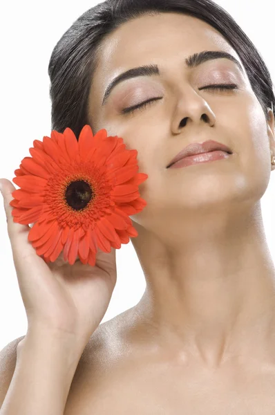 Modelo de moda cheirando uma flor — Fotografia de Stock