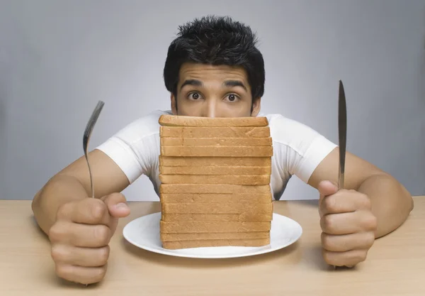 Mann starrt auf die Brotscheiben — Stockfoto