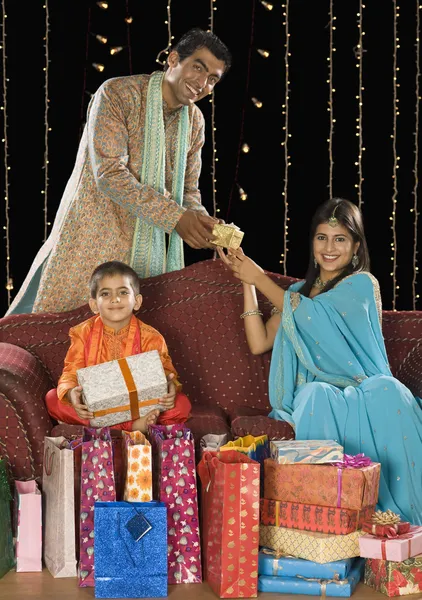 Diwali Festivali hediyeler ile aile — Stok fotoğraf