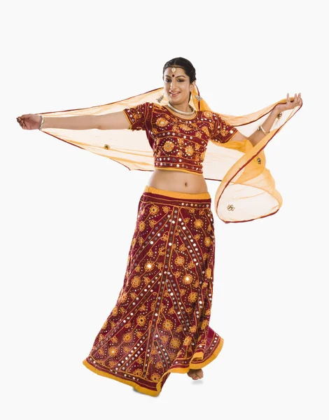 Mujer bailando en rojo brillante lehenga choli —  Fotos de Stock