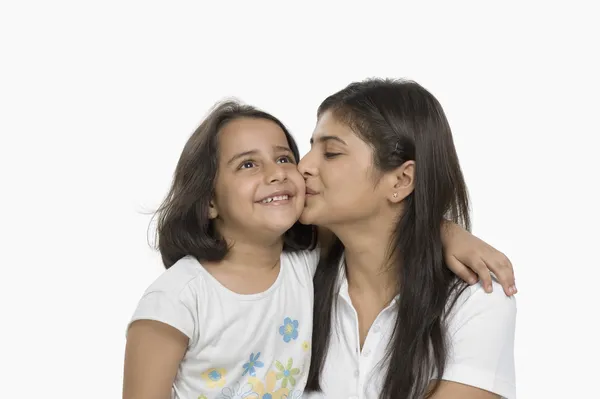 Mulher beijando sua filha — Fotografia de Stock