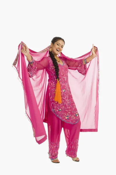 Mulher posando em salwar kameez — Fotografia de Stock