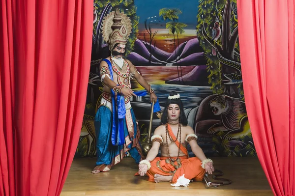 Umělci-oblečený jako rama a ravana hindu — Stock fotografie