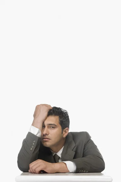 Businessman leaning at the table — Stock Photo, Image