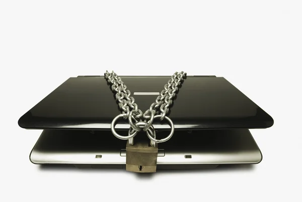 Laptop atado con cadena y un candado — Foto de Stock