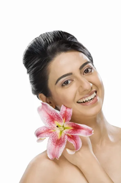 Fashion model showing a flower — Stock Photo, Image