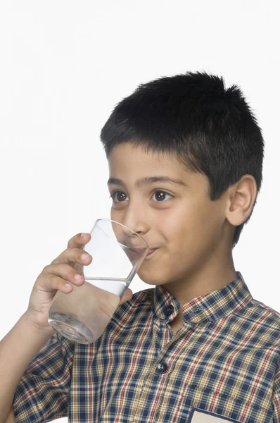 Écolier boire un verre d'eau — Photo