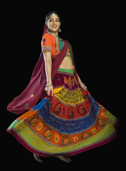 Женщина танцует в lehenga choli — стоковое фото