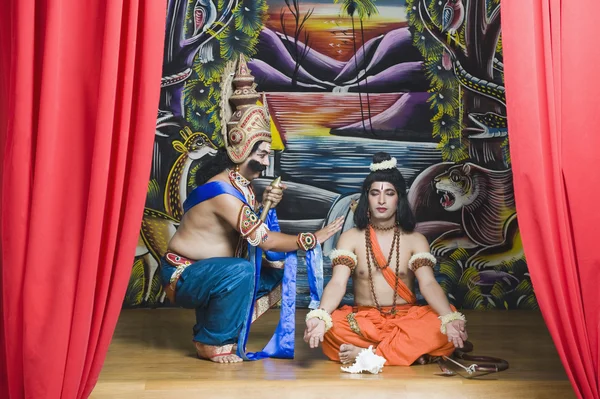 Umělci-oblečený jako rama a ravana hindu — Stock fotografie