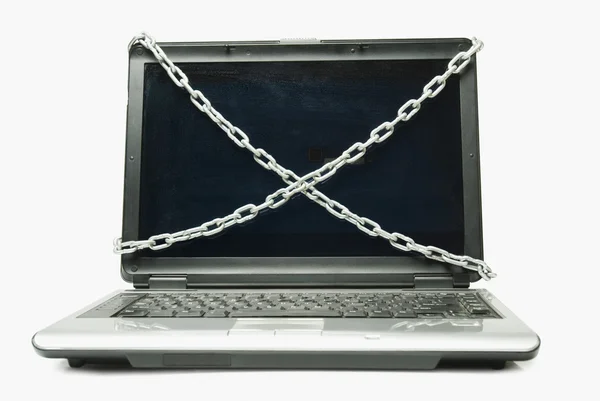 Laptop atado con cadenas —  Fotos de Stock