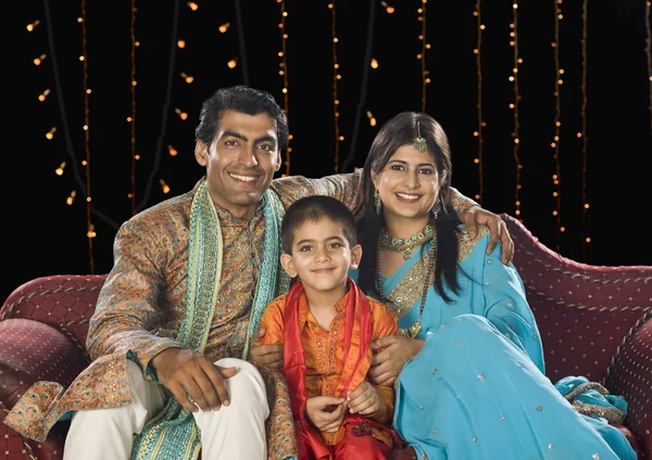 Familia celebrando el festival Diwali — Foto de Stock