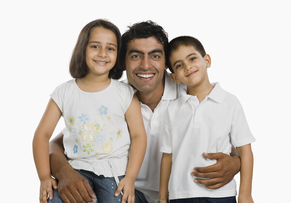 Отец обнимает своих детей
