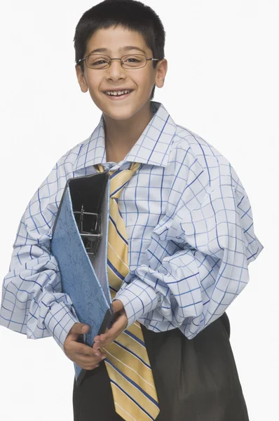 Niño usando ropa de gran tamaño — Foto de Stock