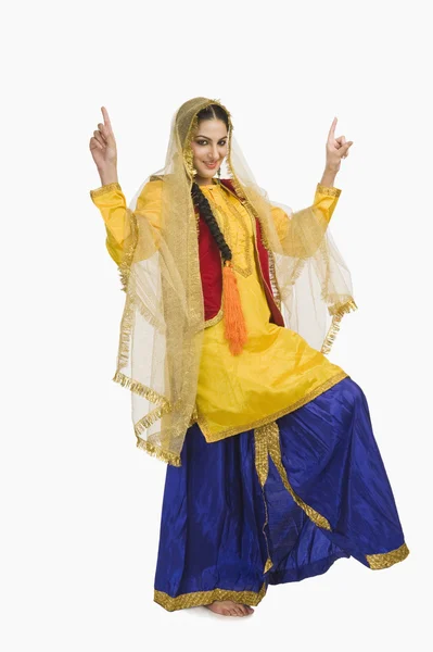 Mujer en vestido Punjabi haciendo bhangra — Foto de Stock