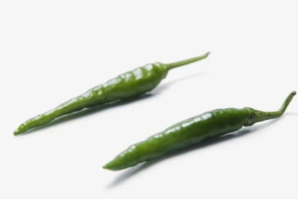 Twee groene paprika 's — Stockfoto