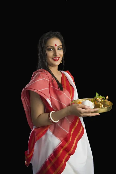 Woman holding puja thali — Stock Photo, Image