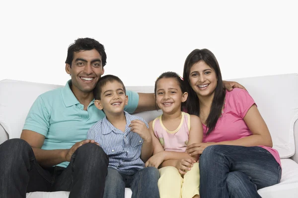 Zittend op een bank en gelukkige familie — Stockfoto