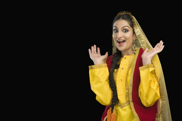 Donna in abito Punjabi giallo — Foto Stock