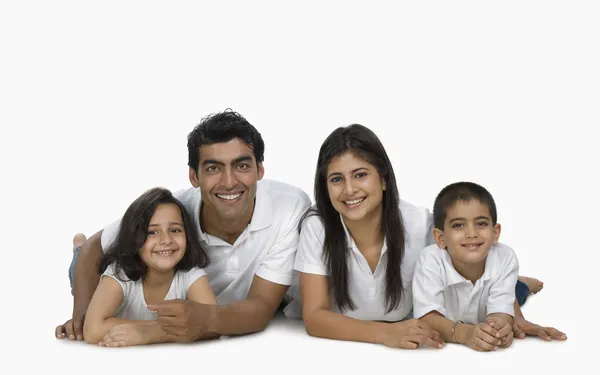 mutlu bir aile yerde yatarken